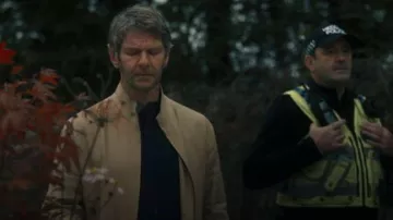 Veste bomber en pur lin Hawes &amp; Curtis couleur sable portée par Leonard Krall (Sam Hazeldine) dans l'épisode « The Rapture » (S01E01).