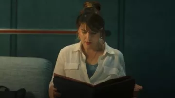 Chemise à manches longues de style utilitaire naturel Aware portée par le Dr Gabrielle Fox (Ruth Madeley) dans l'épisode « The Rapture » (S01E01).