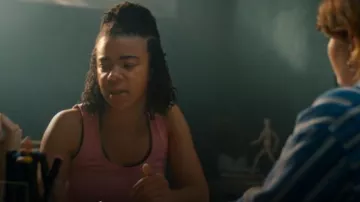 Débardeur de sport sans coutures Sweaty Betty Athlete porté par Bethany Krall (India Ria Amarteifio) dans l'épisode « The Rapture » (S01E01).