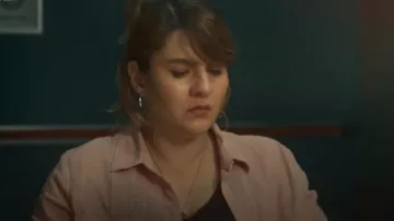 Chemise utilitaire Levi's Doreen portée par le Dr Gabrielle Fox (Ruth Madeley) dans l'épisode « The Rapture » (S01E01).