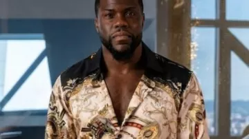 Camisa de satén estampada de Kevin Hart usada por Joe (Kevin Hart) en 72 Horas (2026).