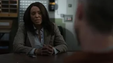 Polo Henley côtelé bleu clair Rag &amp; Bone porté par le Dr Tara Lewis (Aisha Tyler) dans l'épisode 1 de la saison 19 d'Esprits criminels.