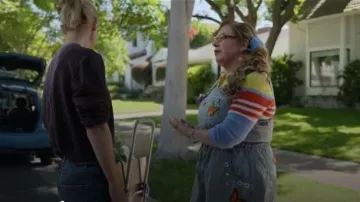 Polo en cachemire « Guest in Residence Track » porté par Penelope Garcia (Kirsten Vangsness) dans l’épisode « Esprits criminels » (S19E01).