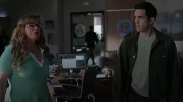 Veste en velours à boutons-pression Reiss Weir portée par Tyler Green (Ryan-James Hatanaka) dans l'épisode 1 de la saison 19 d'Esprits criminels.