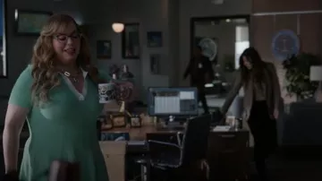 Collier Rachel Comey Ares porté par Penelope Garcia (Kirsten Vangsness) dans l'épisode 1 de la série Esprits criminels (S19E01).
