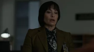 Top à col noué à motif floral abstrait Dries Van Noten Cecussi porté par Rebecca Wilson (Nicole Pacent) dans l'épisode 2 de la saison 19 d'Esprits criminels.