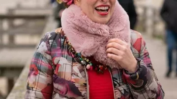 Chaqueta acolchada de Lydia Rose Bewley, temporada 1 de The Royals