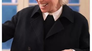 Manteau trench-coat court noir de Hannah Waddingham, fidèle à ses convictions.