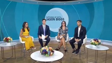 Sandales à plateforme en daim Stuart Weitzman Joni portées par Savannah Sellers, comme on peut le voir dans l'émission Today le 28 juillet 2026.
