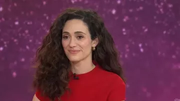 Haut Roland Mouret à col montant en laine et soie avec nœud, porté par Emmy Rossum dans l'émission Today with Jenna &amp; Sheinelle le 28 juillet 2026.