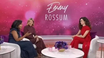 Pantalon court en laine et soie rouge Roland Mouret porté par Emmy Rossum dans l'émission Today with Jenna &amp; Sheinelle du 28 juillet 2026.