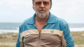 Survêtement en velours bleu porté par Manco Kapak (Russell Crowe) dans le film Get Out.