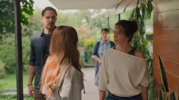 Pull asymétrique clouté Mango porté par Maca (Silvia Navarro) dans l'épisode « Le père de ma fille » (S01E01).