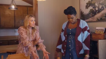Cárdigan extragrande Essentiel Antwerp Iwho en color Margot usado por Leslie Jones como se ve en Roast My Rental (T01E01)