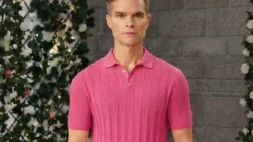 Polo rose côtelé Greg Rikaart, vu dans la série « Des jours et des vies ».