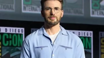 T-shirt SDCC Avengers Doomsday Chris Evans 2026 porté par Steve Rogers (Chris Evans) dans Avengers : Doomsday
