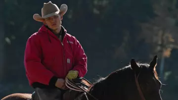 Chaqueta de trabajo roja Carhartt Ranch 6666 usada por Jimmy Hurdstrom (Jefferson White) como se ve en la serie de televisión Yellowstone (T04E10).