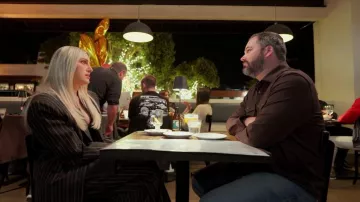 Pantalon Helsa Stripe Twill Super Baggy porté par Gina Kirschenheiter dans l'épisode 3 de la saison 20 de The Real Housewives of Orange County.