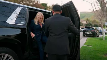 Chaqueta vaquera de mezcla de algodón Veronica Beard Anoki usada por Vicki Gunvalson como se ve en The Real Housewives of Orange County (T20E04)