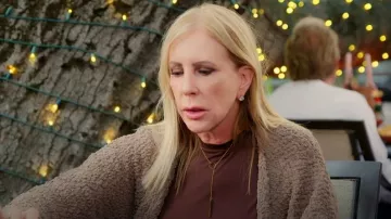Collier Gucci Link to Love 18k Lariat porté par Vicki Gunvalson dans l'épisode 4 de la saison 20 de The Real Housewives of Orange County.