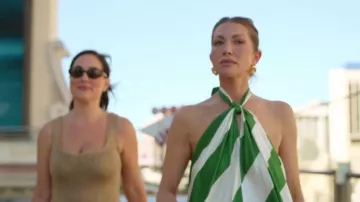 Robe Chantell de Ronny Kobo portée par Stassi Schroeder dans l'épisode « House of Stassi » (S01E01)