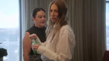 Chemise Helsa Classic oversize en popeline technique portée par Stassi Schroeder dans l'épisode House of Stassi (S01E01)