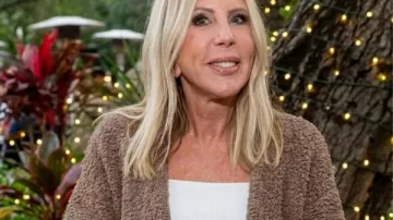 Gilet en peluche texturé porté par Vicki Gunvalson dans l'émission « The Real Housewives of Orange County ».