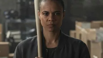 Veste bomber grise de Maria Sten (Reacher 2026), vue dans la saison 4 de Reacher.