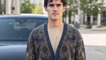 Gilet bleu duveteux porté par Bear (Michael Johnston) dans Obsession