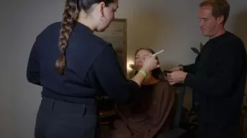 Sweat-shirt oversize Eterne couleur chocolat porté par Stassi Schroeder dans l'épisode House of Stassi (S01E02)