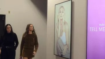 Jupe mini Joes Jeans portée par Stassi Schroeder dans l'épisode House of Stassi (S01E02)