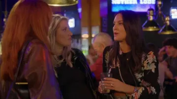 Veste courte à imprimé floral de la collection Zara Basic portée par Taylor Strecker dans l'épisode House of Stassi (S01E04)
