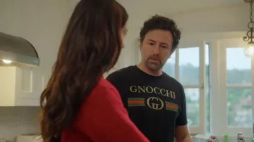 T-shirt Hardcore Italians Gnocchi blanc et or porté par Beau Clark dans l'épisode House of Stassi (S01E04)