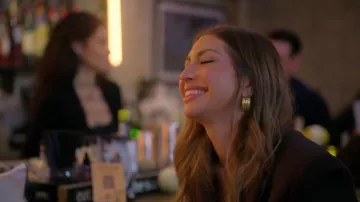 Boucles d'oreilles côtelées Heaven Mayhem portées par Stassi Schroeder dans l'épisode House of Stassi (S01E04)