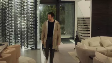 Veste longue imperméable Rains 12020 portée par Beau Clark dans l'épisode House of Stassi (S01E04)