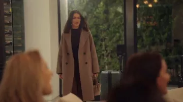 Manteau long croisé en laine Zara porté par Kristina Kelly dans l'épisode House of Stassi (S01E04)