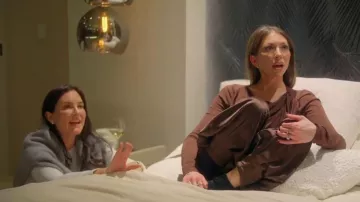 Pantalon bouffant plissé en satin « Avec Les Filles » porté par Stassi Schroeder dans l'épisode « House of Stassi » (S01E05)