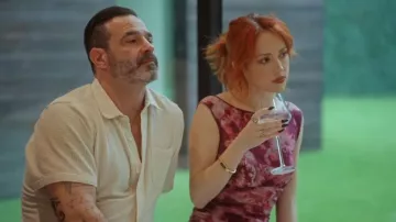 Chemisier sans manches en maille froncée Calvin Klein porté par Georgianna Aubin dans l'épisode House of Stassi (S01E05)