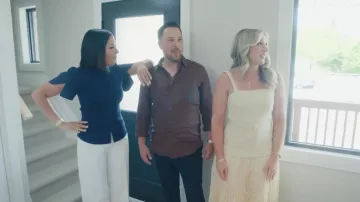 Gilet en maille Zara à manches ballon porté par Page Turner dans l'épisode « Love It or List It » (S21E05)