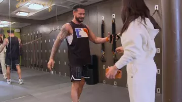 Short de bain de basketball à logo Rhude porté par DJ Pauly D dans l'épisode 13 de la saison 9 de Jersey Shore : Family Vacation.