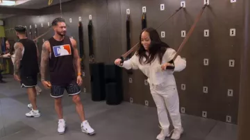 Sweat à capuche zippé court en polaire Target Champion porté par Nikki Hall dans l'épisode Jersey Shore : Family Vacation (S09E13)