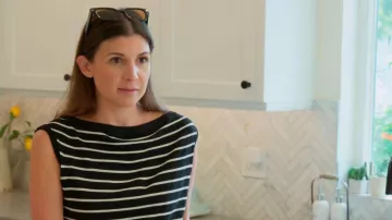 Pull rayé à col bateau Steve Madden Sarita porté par Janet Caperna dans l'épisode The Valley (S03E17)