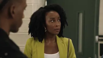 Veste à manches plissées boutonnées Cinq à Sept portée par Grace James (Karimah Westbrook) dans l'épisode All American (S08E04).