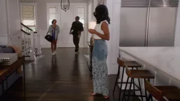 Nike Running vomero 18 sneakers in white and silver worn by Tori (Lauryn Hardy) as seen in All American (S08E04)