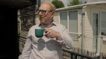 Chemise Schoffel Milton pour homme portée par l'inspecteur Max Arnold (Adrian Scarborough) dans l'épisode « The Chelsea Detective » (S04E01).