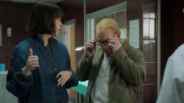 Et/ou veste en jean matelassée Amber portée par l'inspectrice Layla Walsh (Vanessa Emme) dans l'épisode « The Chelsea Detective » (S04E01).
