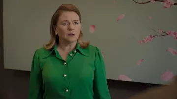 Chemisier vert Sonya de LK Bennett porté par Ashley Wilton (Sophie Leigh Stone) dans l'épisode « The Chelsea Detective » (S04E01).