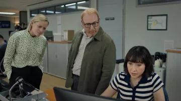 Robe midi à imprimé géométrique Confetti Lilly de John Lewis portée par Jess Lombardi dans l'épisode « The Chelsea Detective » (S04E01)
