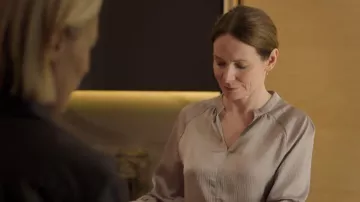 Trempée dans le luxueux Slioana LS porté par Maria Swanson (Raquel Cassidy) comme on le voit dans The Chelsea Detective (S04E01)