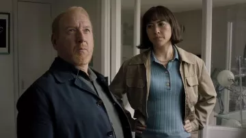 Veste légère Mango portée par l'inspectrice Layla Walsh (Vanessa Emme) dans l'épisode « The Chelsea Detective » (S04E01).